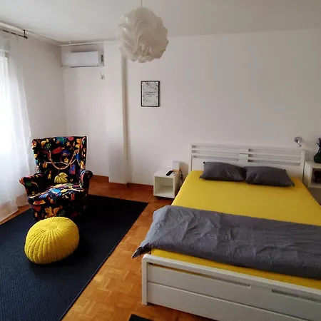 Five Apartment *